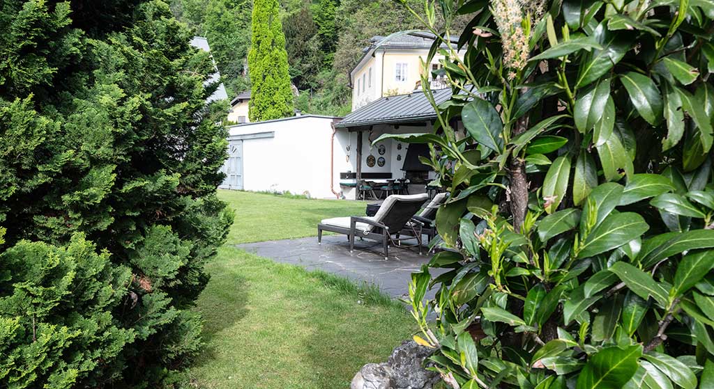 Großzügiger Garten im Hotel Pension Haus Arenberg Salzburg